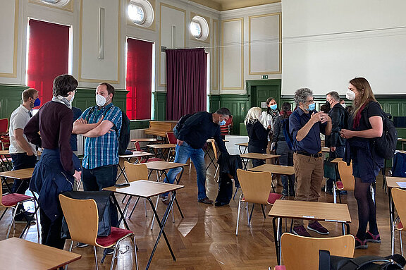 Menschen bei Einführungsveranstaltung