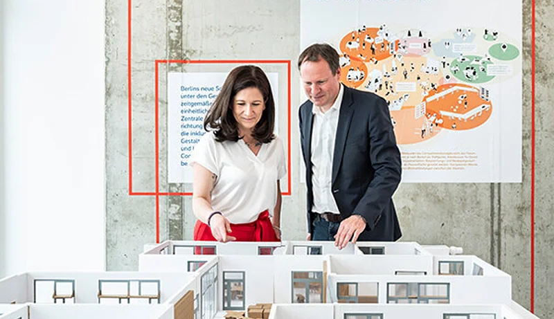 Foto von Ulrich Schiller im Gespräch bei der Schulbauausstellung 2024.