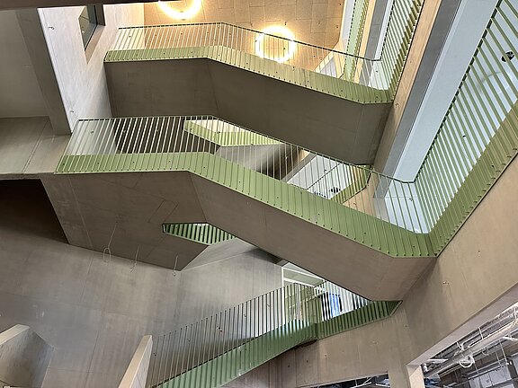 Treppengebäude mit grünen Geländer