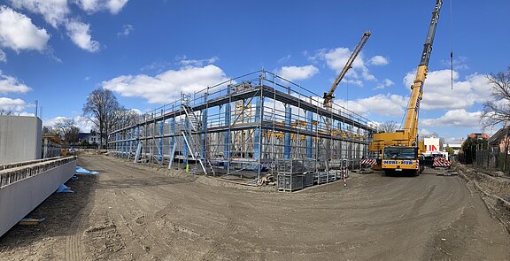 Weitblick auf Baustelle mit Kran
