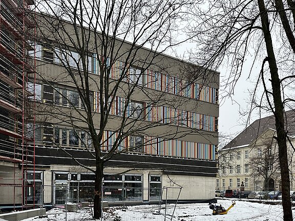 Schulgebäude Perspektive auf Fassade