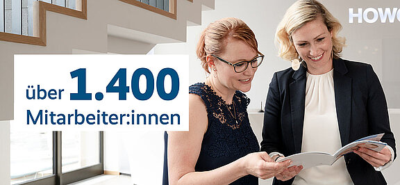 2 Frauen schauen in eine Broschüre