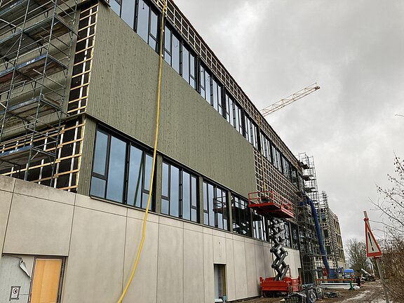 Außenansicht der Fassade von den Bauarbeiten des Schulgebäudes