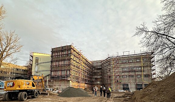 Außenansicht der Fassade von den Bauarbeiten des Schulgebäudes
