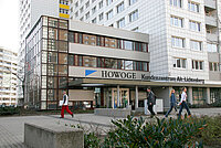 Eingang des HOWOGE Kundenzentrums in Alt-Lichtenberg. An der Fassade befindet sich das HOWOGE Logo und der Schriftzug "Kundenzentrum Alt-Lichtenberg".