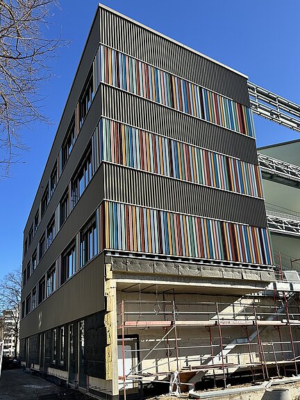 Hochformat, Blick auf Fassade der Baustelle