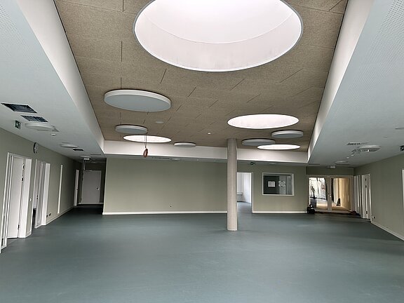 Innenansicht Durchgangsraum Gymnasium Schulstraße