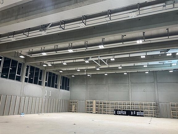 Innenansicht der Turnhalle von den Bauarbeiten des Schulgebäudes