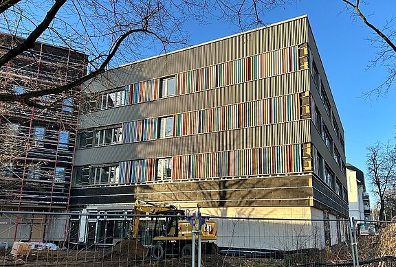 Schulgebäude Perspektive auf Fassade