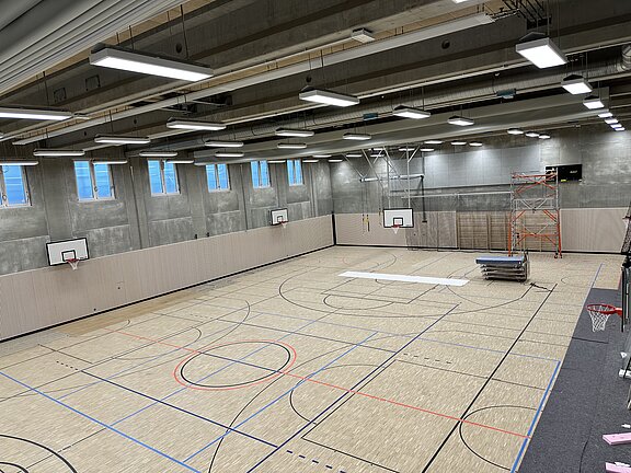 Vogelperspektive auf den Innenraum der Turnhalle