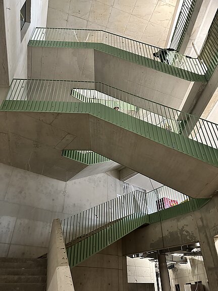 Innenansicht von dem Treppenhaus des Schulgebäudes