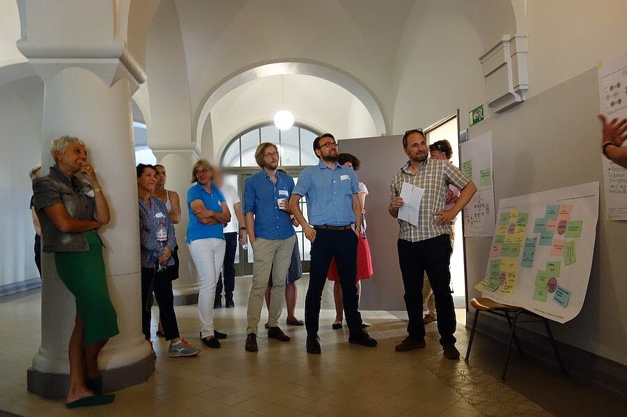 Partizipations Workshop des Schadow Gymnasiums Menschen schauen sich Workshopergebnisse an