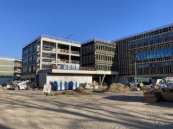Blick auf die Baustelle und Außenfassade 