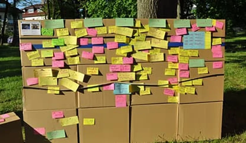 Eine Wand aus Kartons mit angehefteten Notizzetteln.