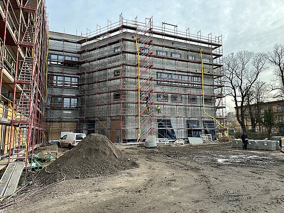Außenansicht der Fassade von den Bauarbeiten des Schulgebäudes