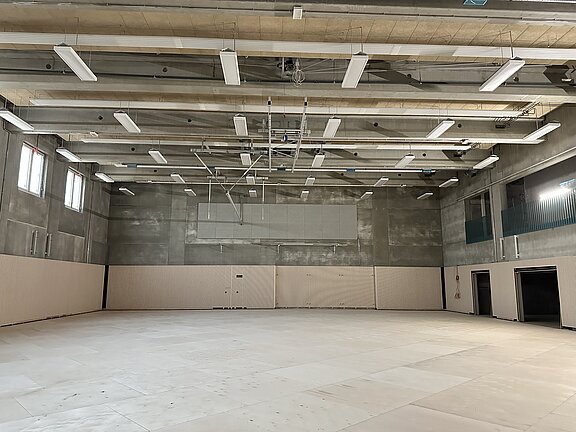 Innenansicht der Turnhalle des Schulgebäudes