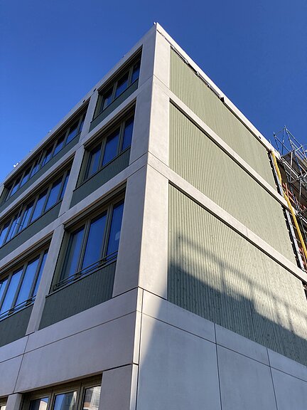 Blick auf eine Ecke der fertig gestellten Außenfassade des Gebäudes