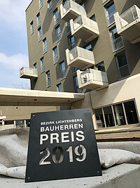 Die Auszeichnung "Bauherrenpreis" vor dem Neubau in der Paul-Zobel-Straße