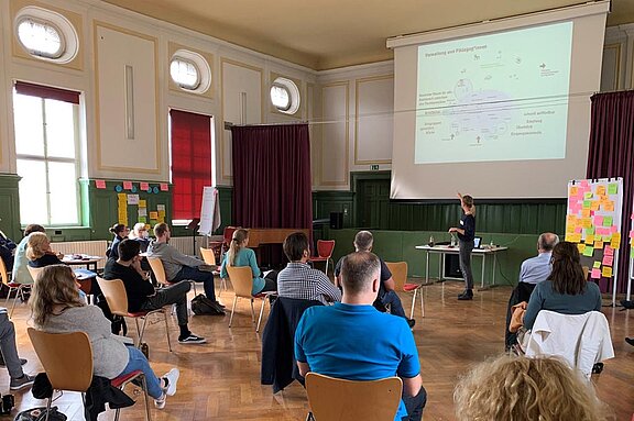 Menschen bei der Präsentation der Zwischenergebnisse der Sanierung des Heinrich-Herz-Gymnasiums