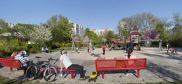 Bank vor einem Spielplatz