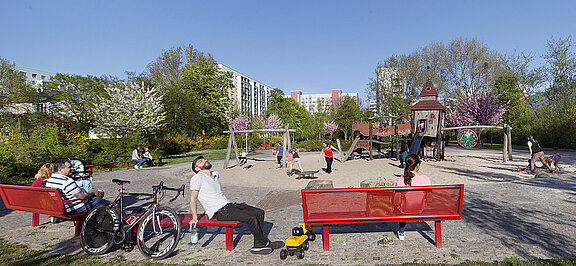 Bank vor einem Spielplatz