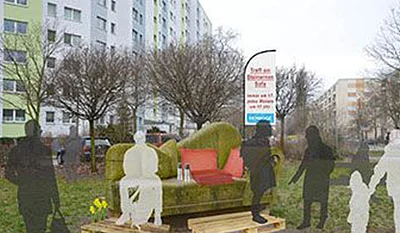 Silhouetten von Menschen vor einem steinernen Sofa