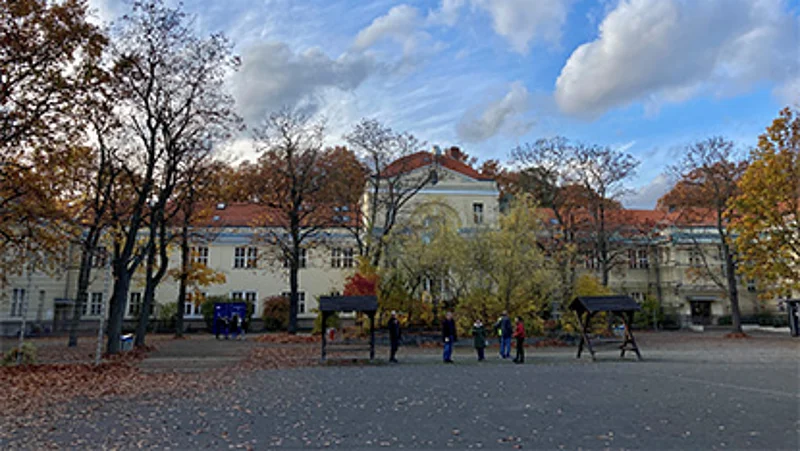 Blick über den Schulhof zum Hauptgebäude