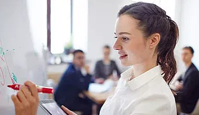 HOWOGE Frau schreibt auf Whiteboard