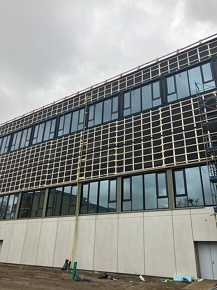 Außenansicht der Fassade von den Bauarbeiten des Schulgebäudes