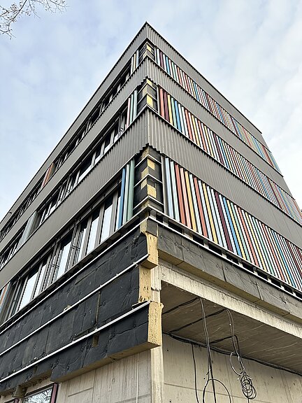 Außenansicht der Fassade von den Bauarbeiten des Schulgebäudes