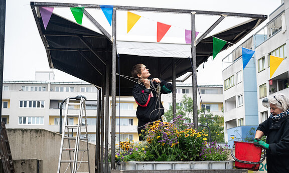 Bau von überdachten Kiezmöbeln auf den High Decks