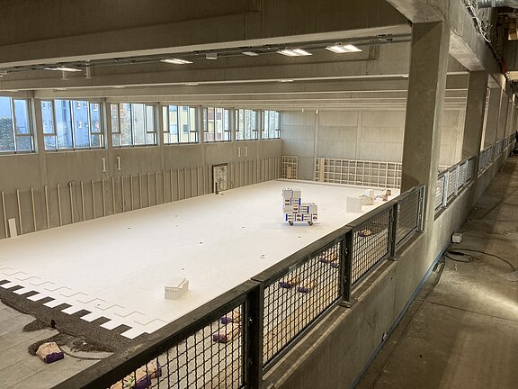 Innenansicht der Turnhalle mit Vogelperspektive 
