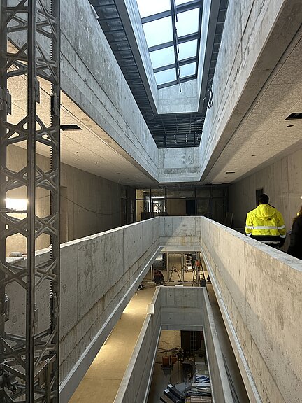 Innenansicht Flurgebäude mit Blick auf untere Stockwerke