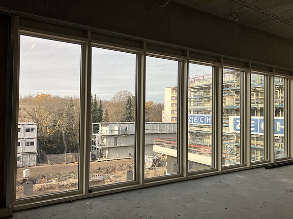 Fenstersicht auf die Baustelle des Außengeländes