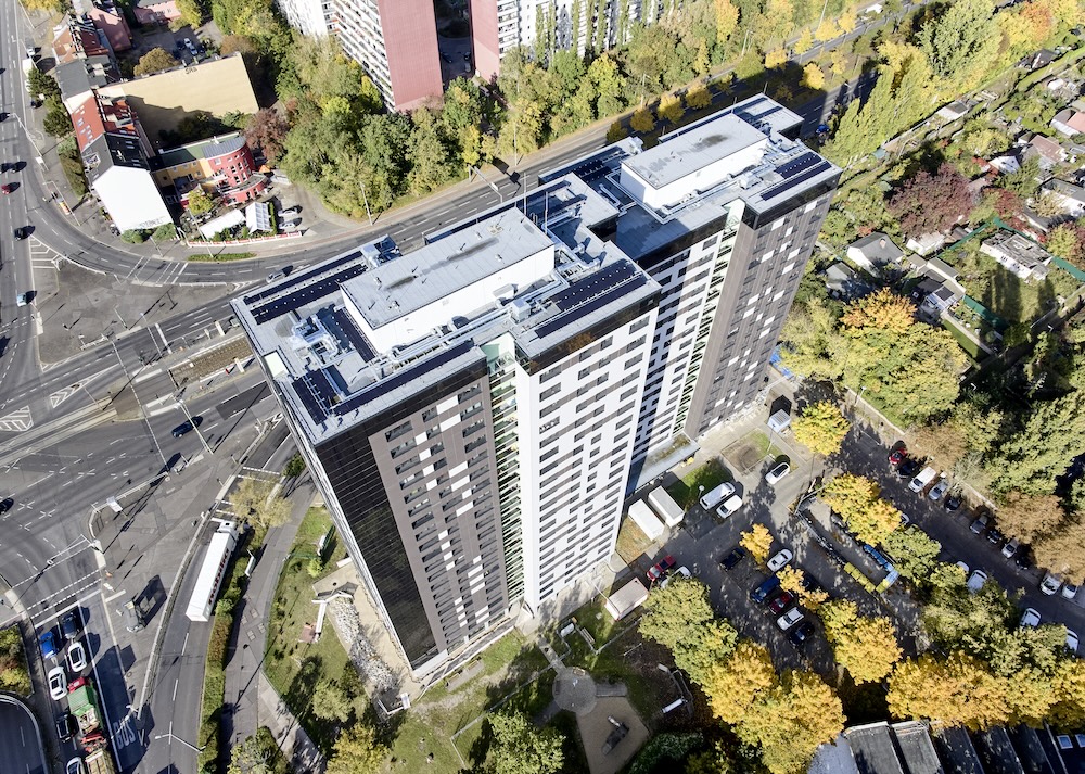 Luftaufnahme des Gebäudes. ein Hochhaus mit Photovoltaik auf dem Dach