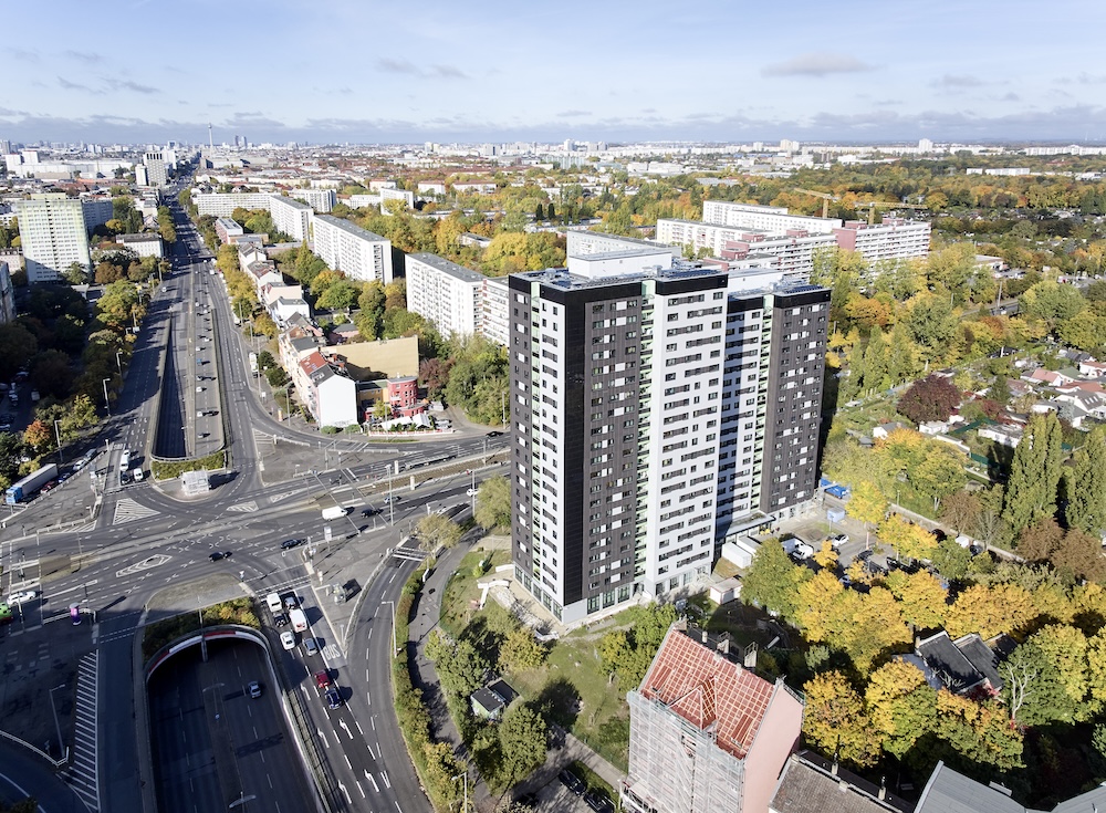 Ein Blick auf das Gebäude aus der Luft. Ein Hochhaus mit grau-brauner Fassade