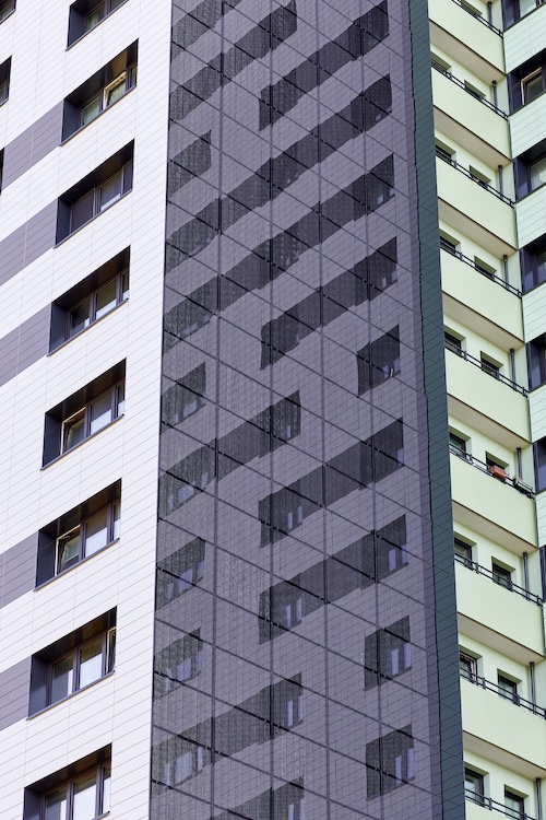 Nahaufnahme der Fensterfront. Dunkelgraue, grüne, hellgraue Flächen