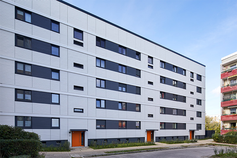 Blick auf die moderne Fassade. metallische Optik