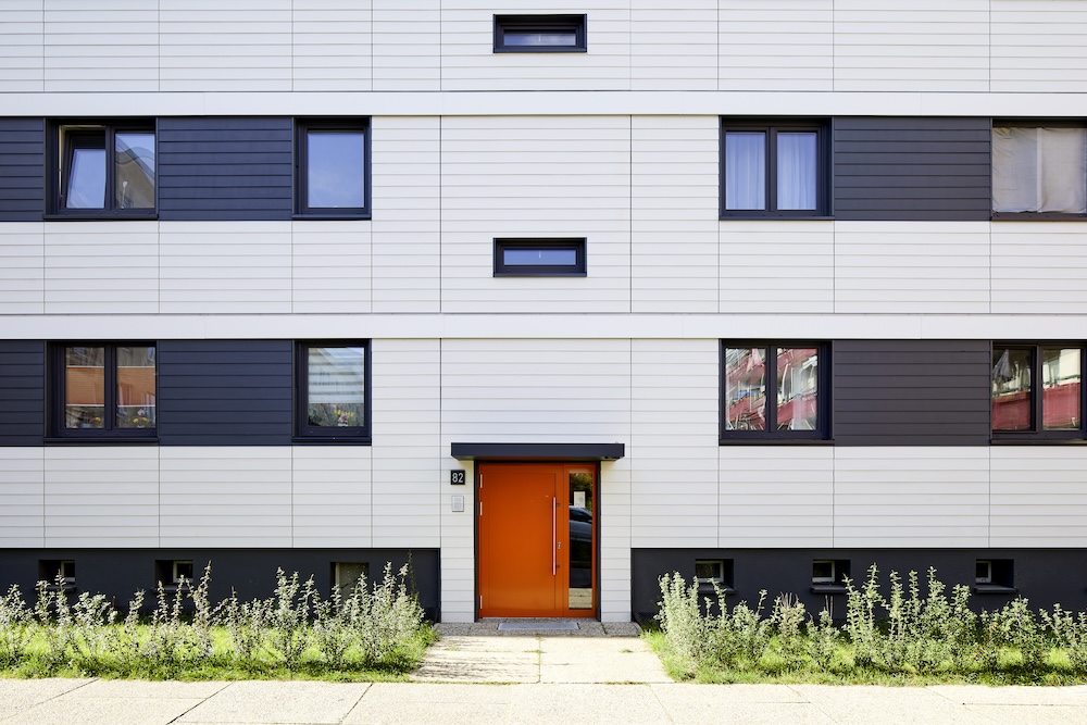 Blick auf den modernisierten Eingangsbereich. sehr moderne Fassade