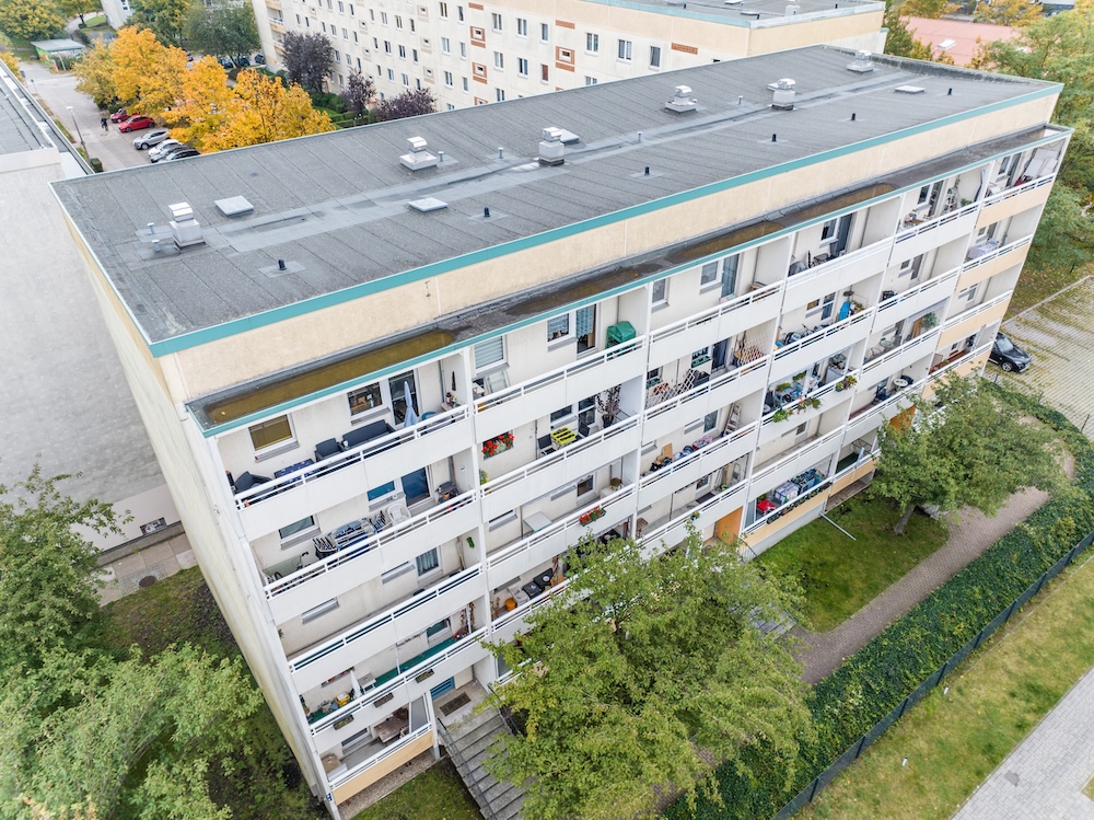 Blick von oben auf alte Balkone