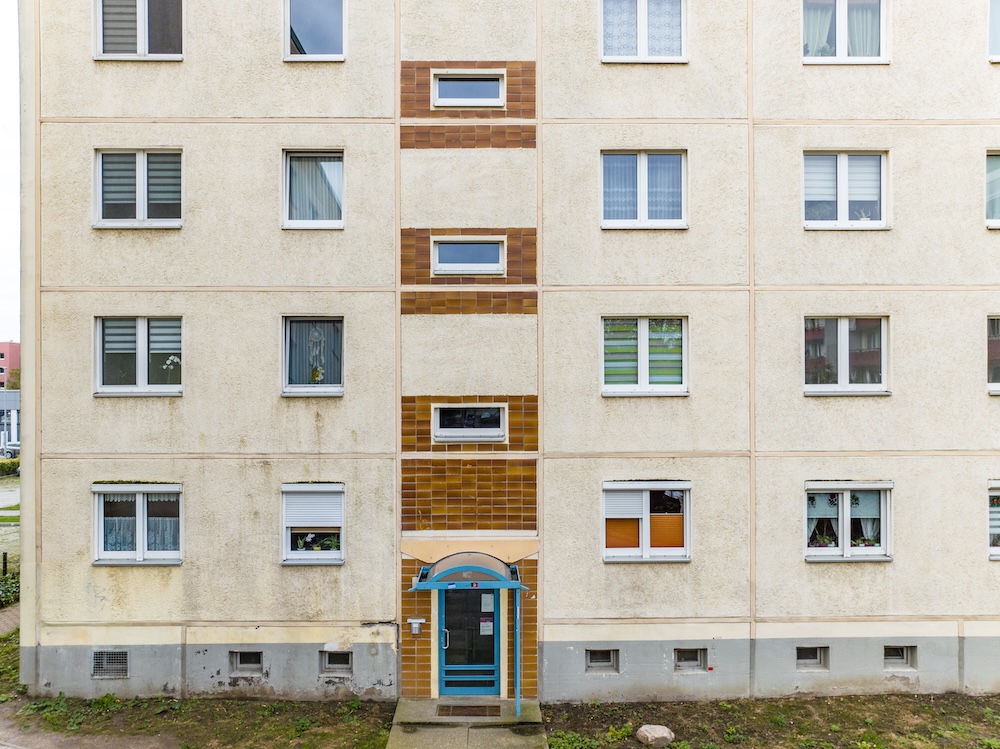 Eingangsbereich, hellbraune Fassade