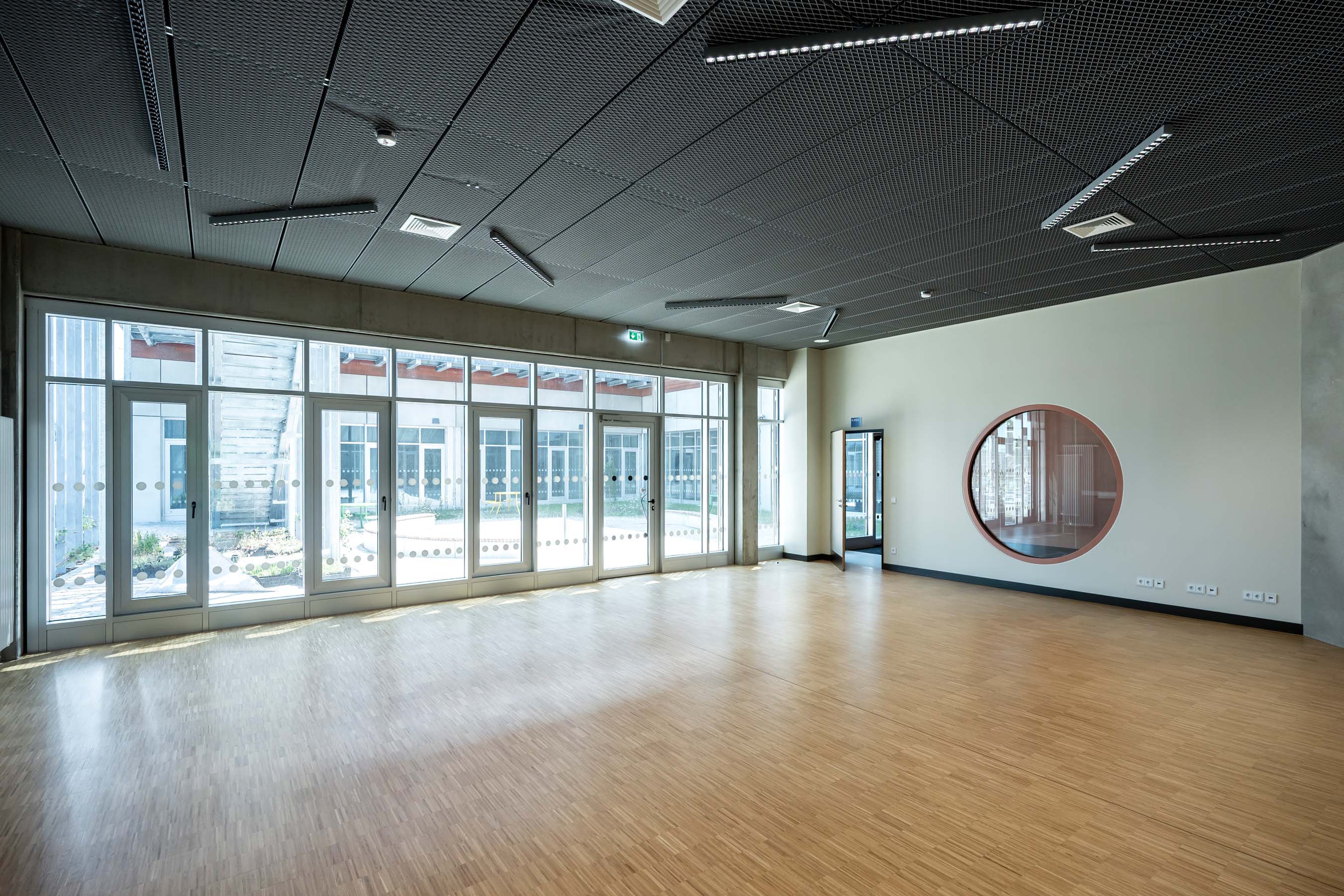 Innenansicht, raum mit Parkettboden und Fenster