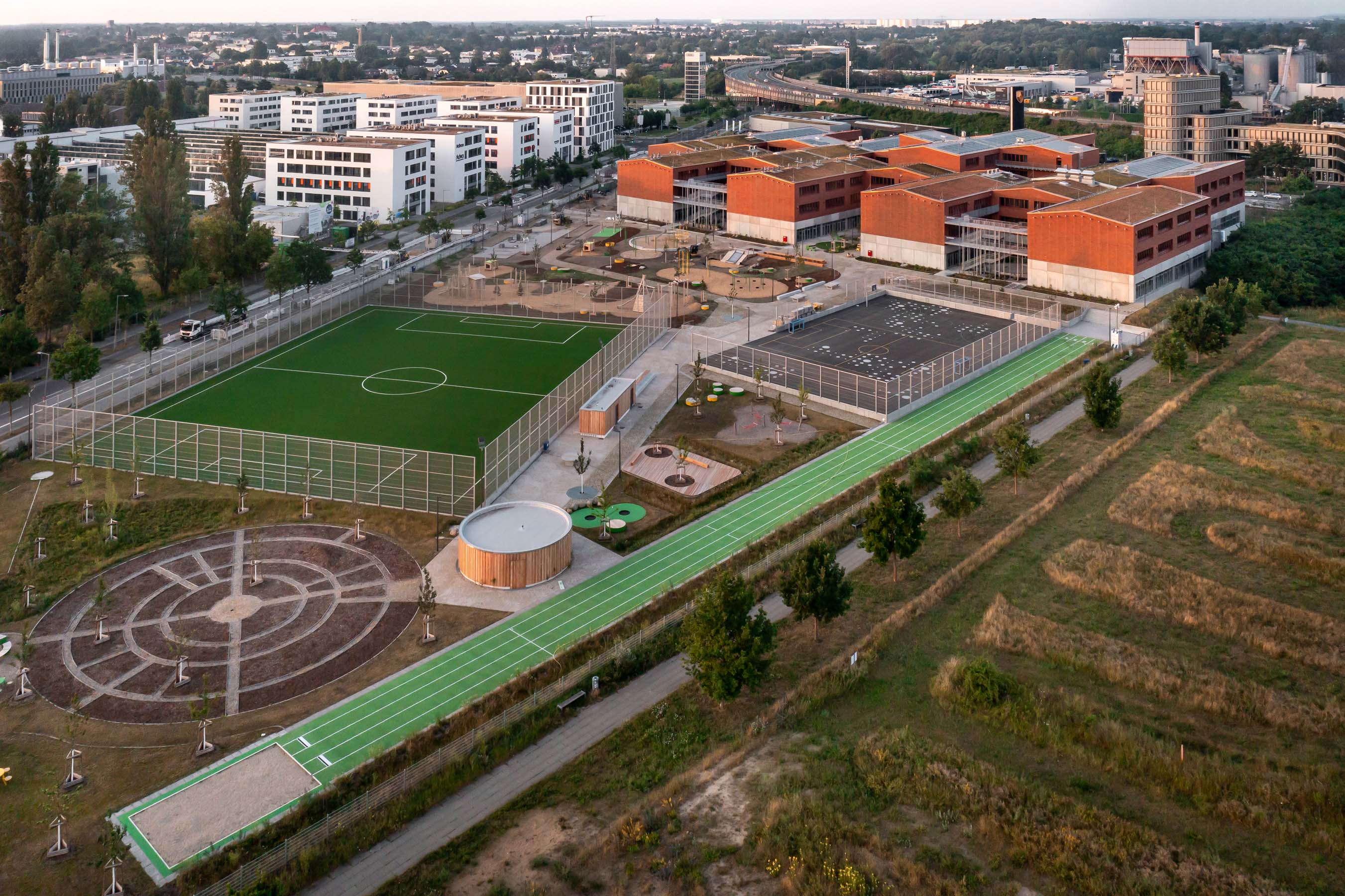 Vogelperspektive auf Schulgelände, Schulgebäude, Fußballplatz und Hof