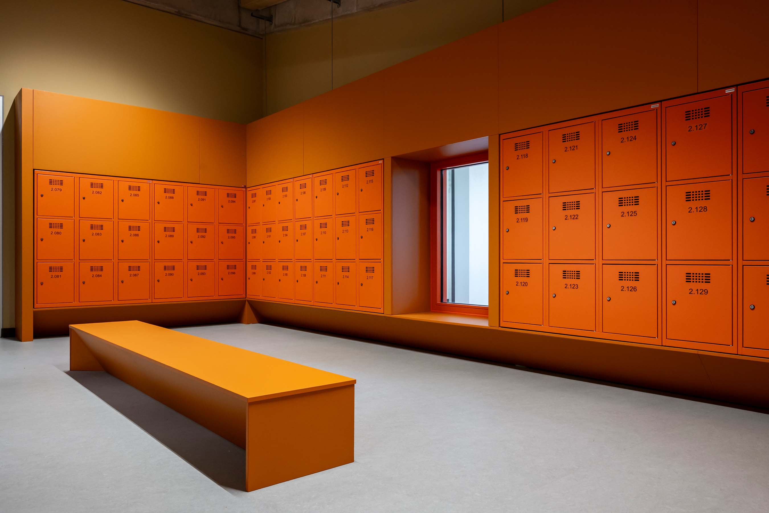 Innenansicht, Raum mit orangenen Schließfächern