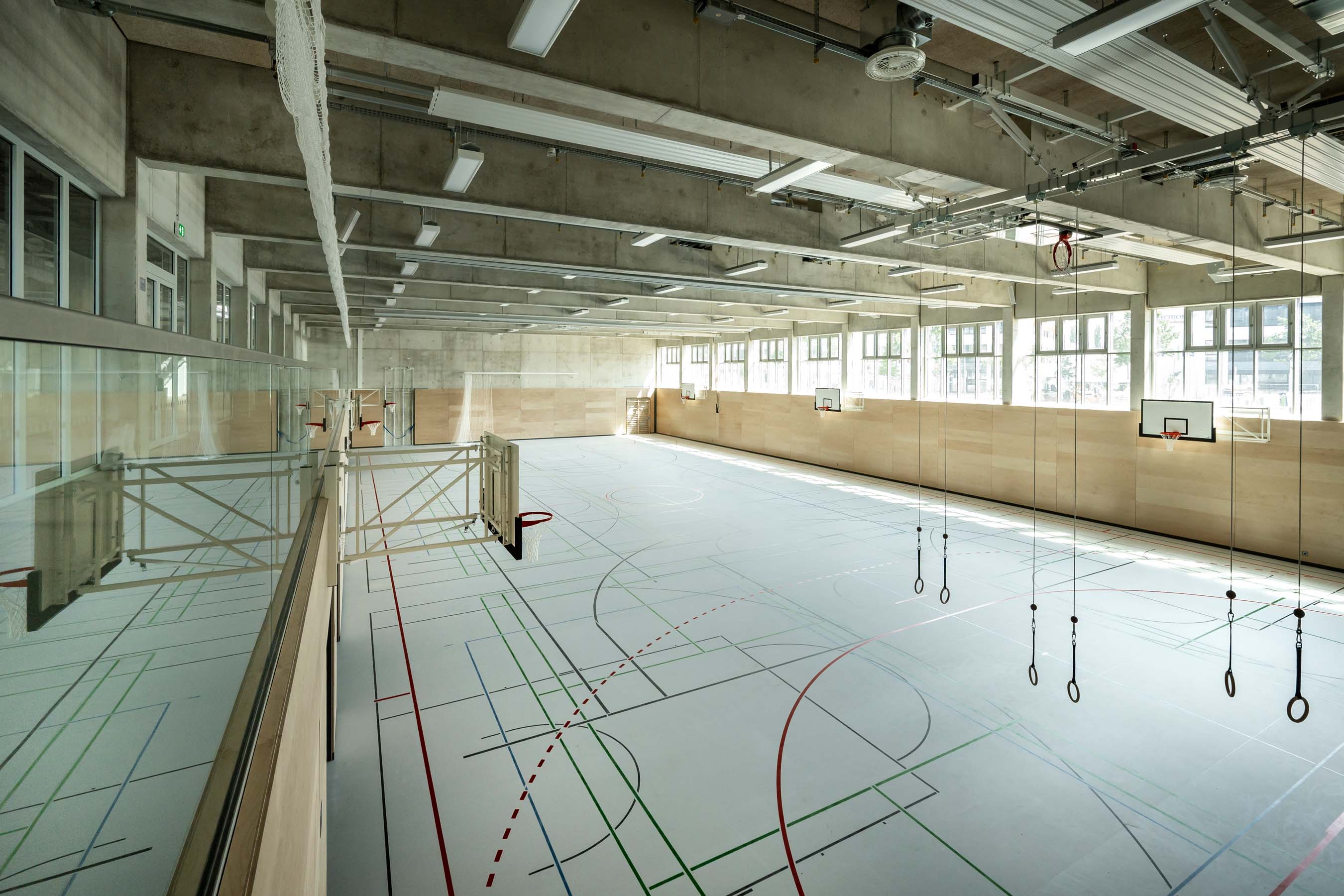 Innenansicht Vogelperspektive, Turnhalle mit Basketballkorb und Fensteransicht