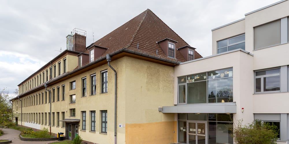Frontansicht der Schule