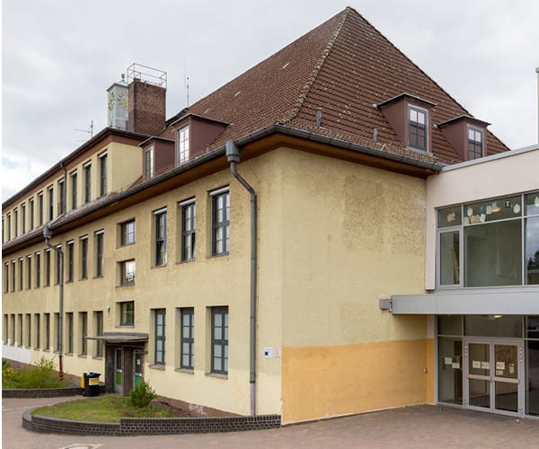 Frontansicht der Schule