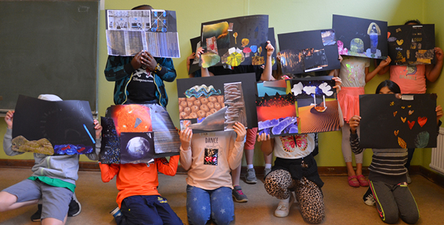 Schulklasse die Bilder hoch hält 