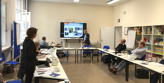 Menschen bei einem Meeting 