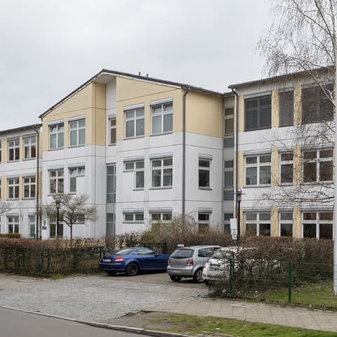 Frontansicht der Schule 